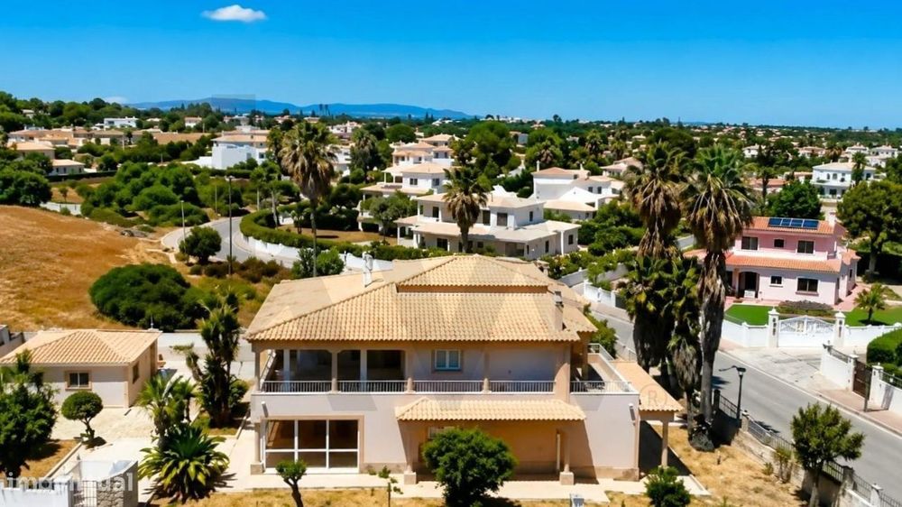 **Moradia T3 com Piscina e Garagem em Porches, Lagoa – Lote de 1.008 m