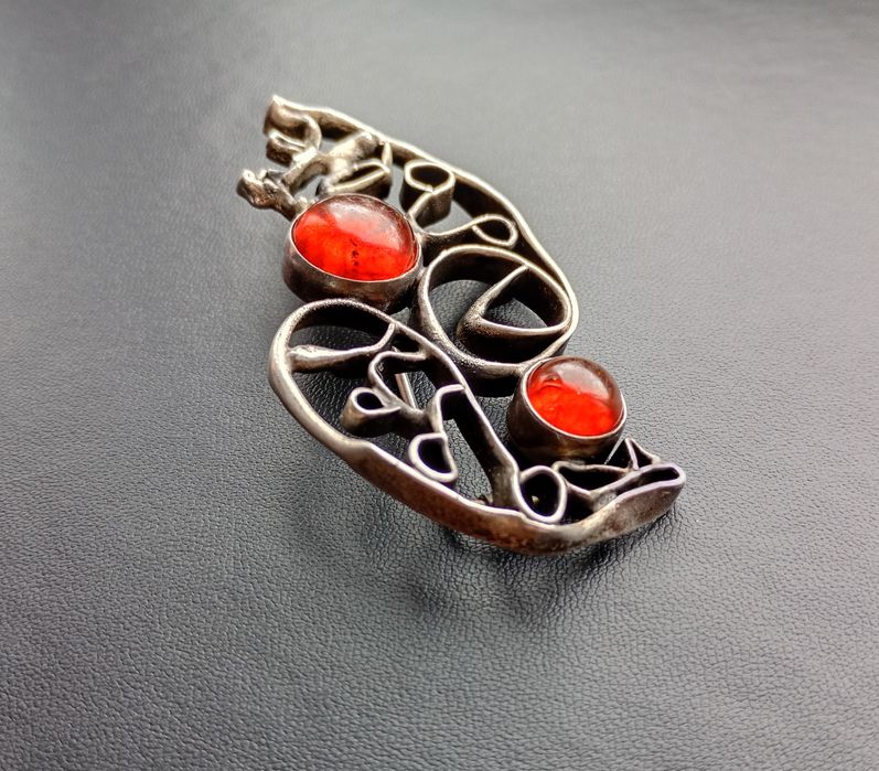 Srebrna duża broszka ORNO bursztyn