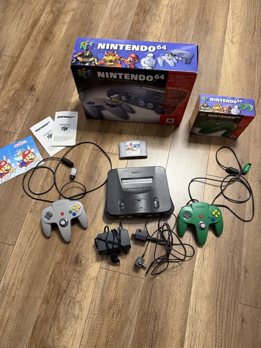 Konsola Nintendo 64 z dwoma padami w oryginalnym kartonie + gra Fifa 98