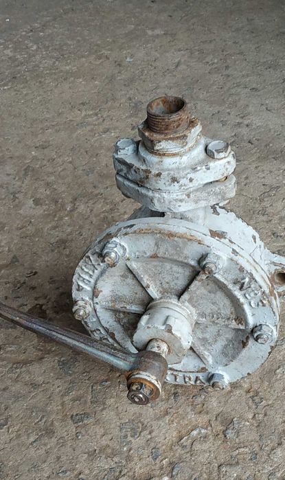 Насос ручний для перекачки рідини.