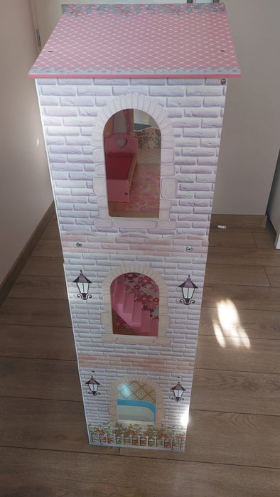 Duży drewniany domek dla lalek, 117cm wysokości, winda, schody, mebelki.