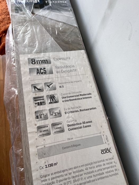 Pavimento flutuante cinza