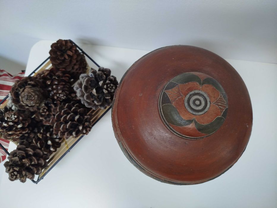 Pote decorativo étnico com tampa, em cerâmica, muito antigo