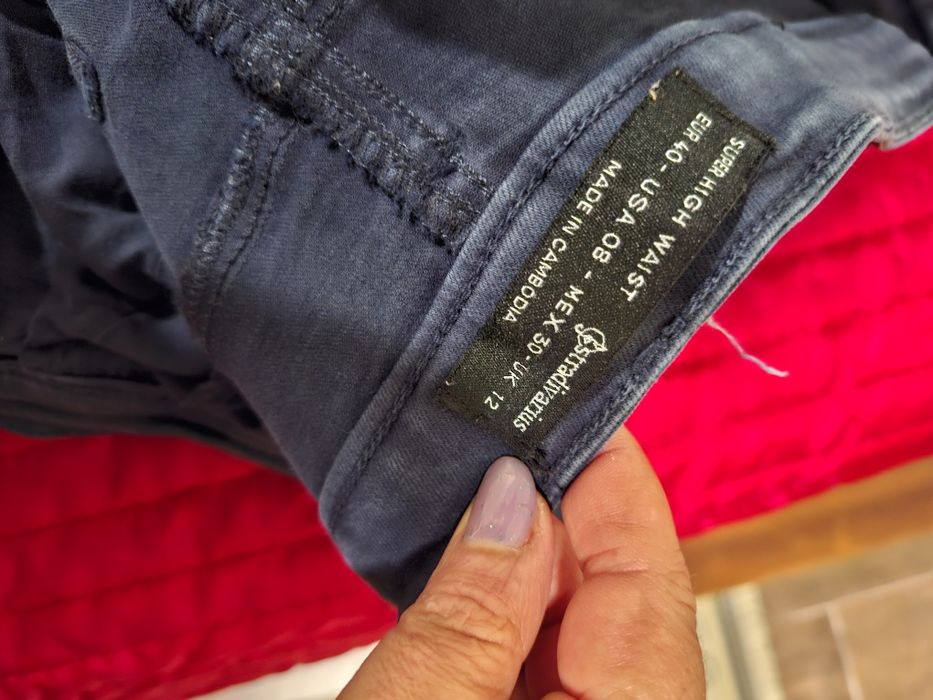 Calças pretas com fecho atras