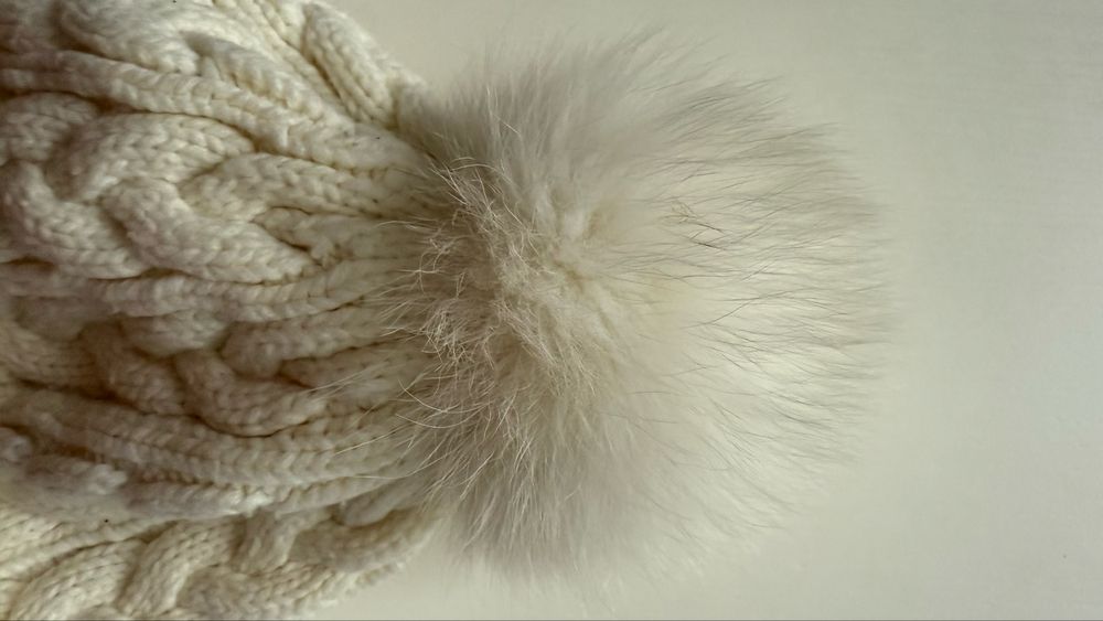 Шапка біла вʼязана