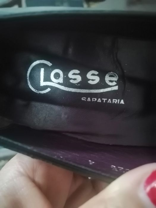 Sapatos em pele.  Cor preta e castanha tam. 37