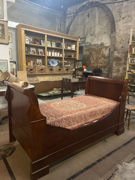 Cama vintage em madeira formato barco. colchão incluído. Excel. estado