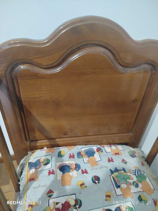 Cama de criança em madeira de castanho