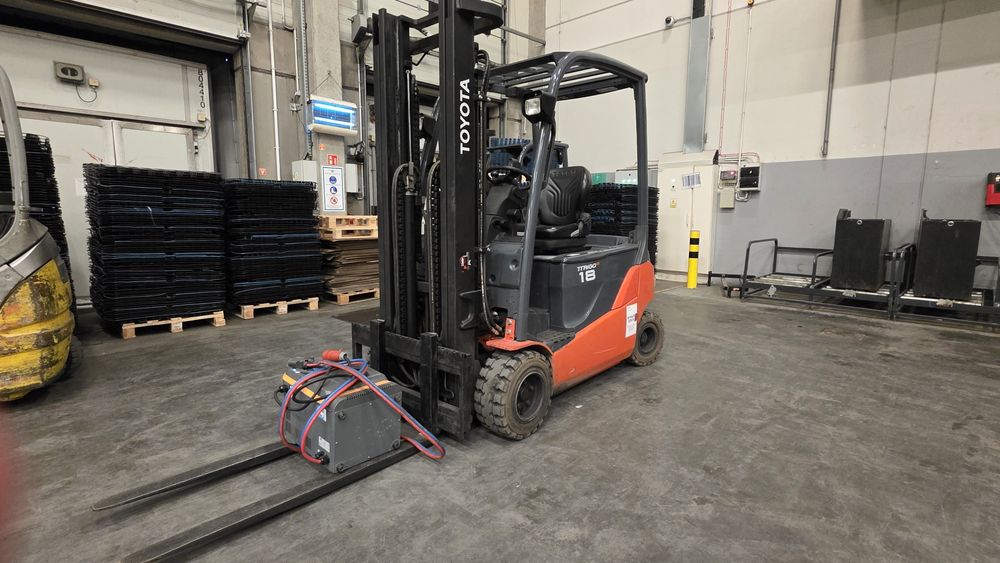 Wozek widlowy Toyota elektryczny