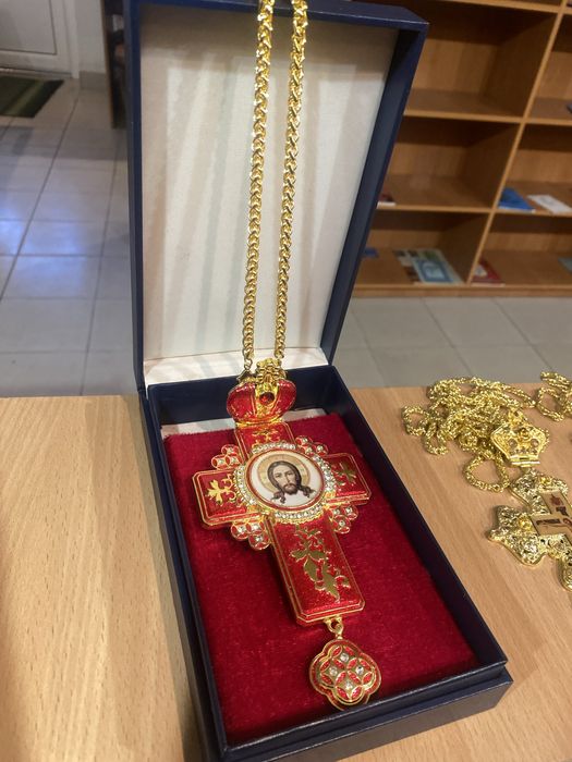 Хрест з прикрасами