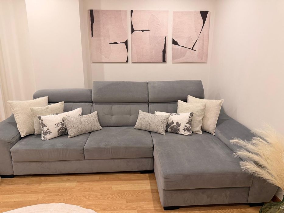 Sofá + Chaise Lounge confortável e espaçoso em muito bom estado