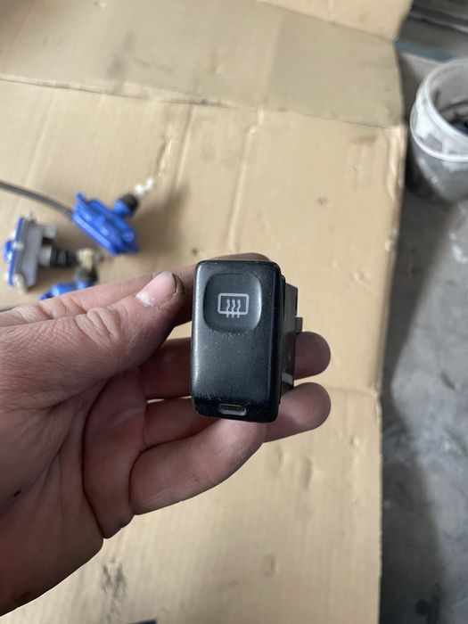 Продам кнопку підігріву заднього скла автомобіля VW golf 191959621B