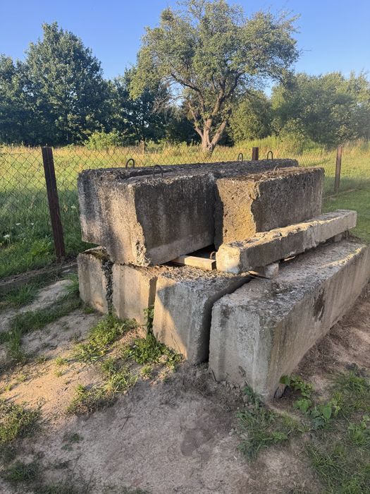 Продається блоки бетоні 6 цілих і одна половинку