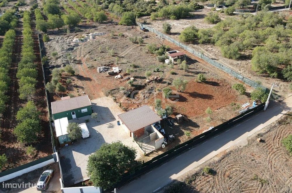 Terreno em Paderne vedado c/ 6.320m2, c/Furo e Casa de Apoio