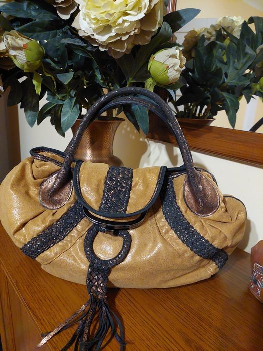 Złota elegancka torebka