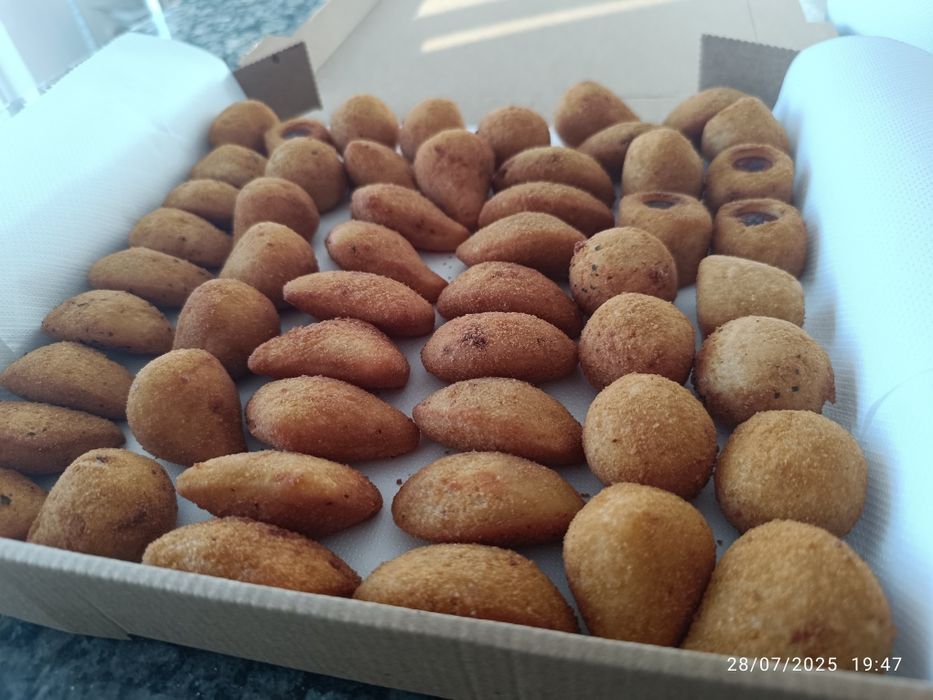 Caixa com 50 mini  salgadinhos fritoss variados