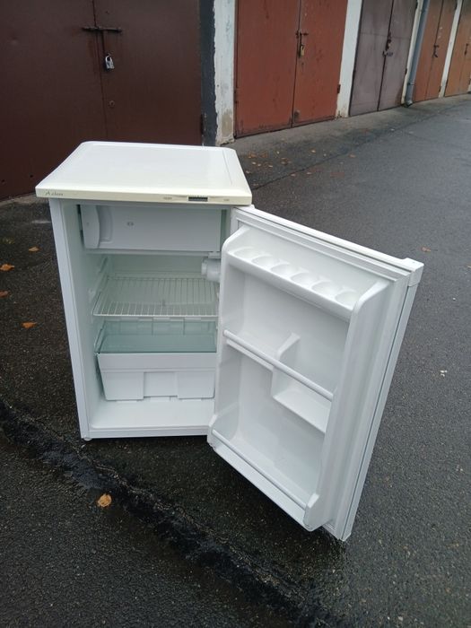 Mała lodówka z  zamrażalnikiem energooszczędna w bardzo dobrym stanie.