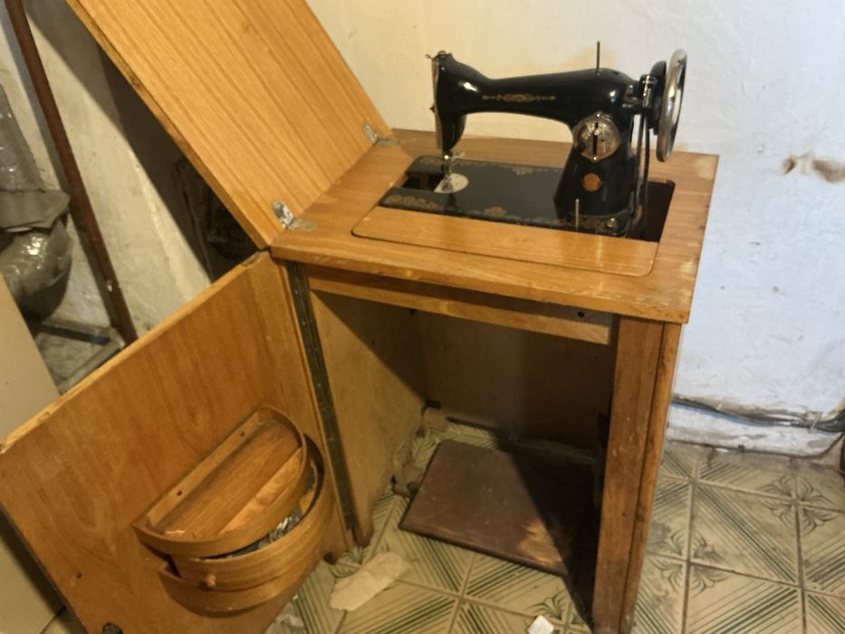 Швейна машинка ножний привід