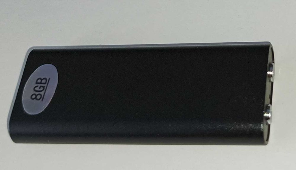 Mini dyktafon 8GB o wymiarach 23mm x 43mm x 5mm