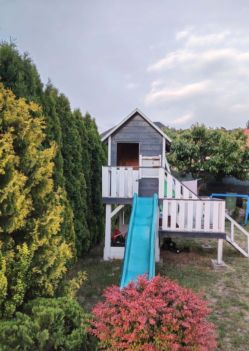 Plac zabaw domek z balkonem dla dzieci z drzewa