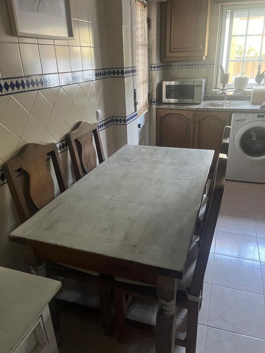 Louceiro e mesa e cadeiras rústicas