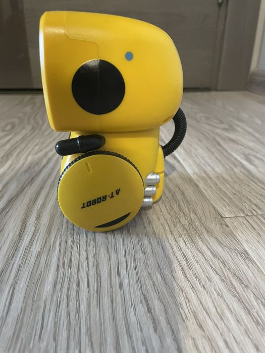 IT Robot жовтого кольору