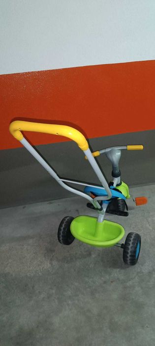 Triciclo Infantil com pega de empurrar e apoio de pés