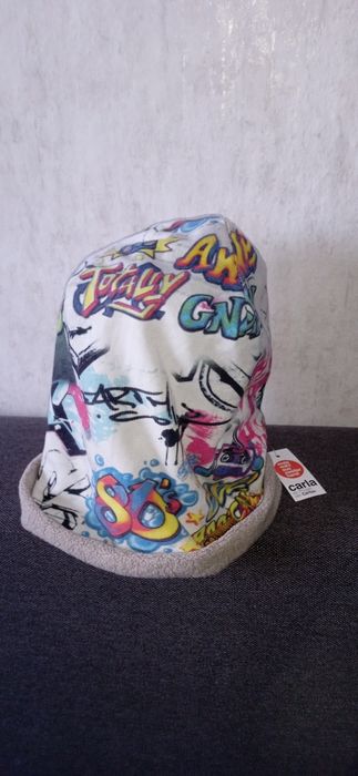 продам детскую(подросток) шапку с графити Carla Fadenherz