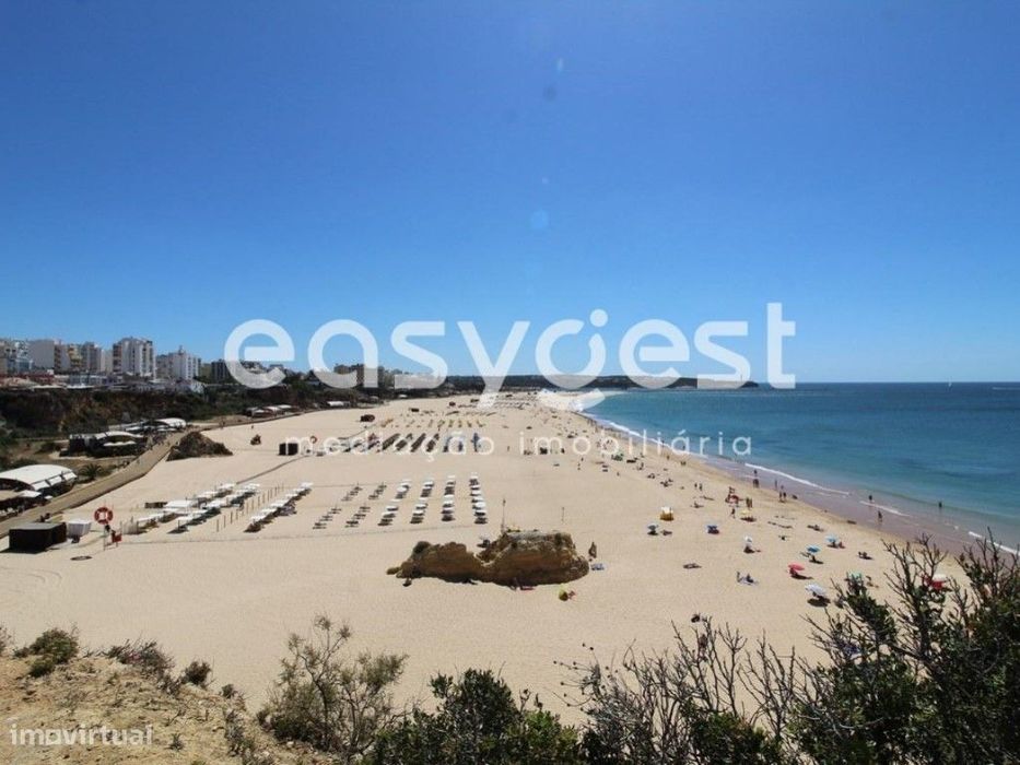 Lugar de estacionamento coberto situado no Alto do Quintão