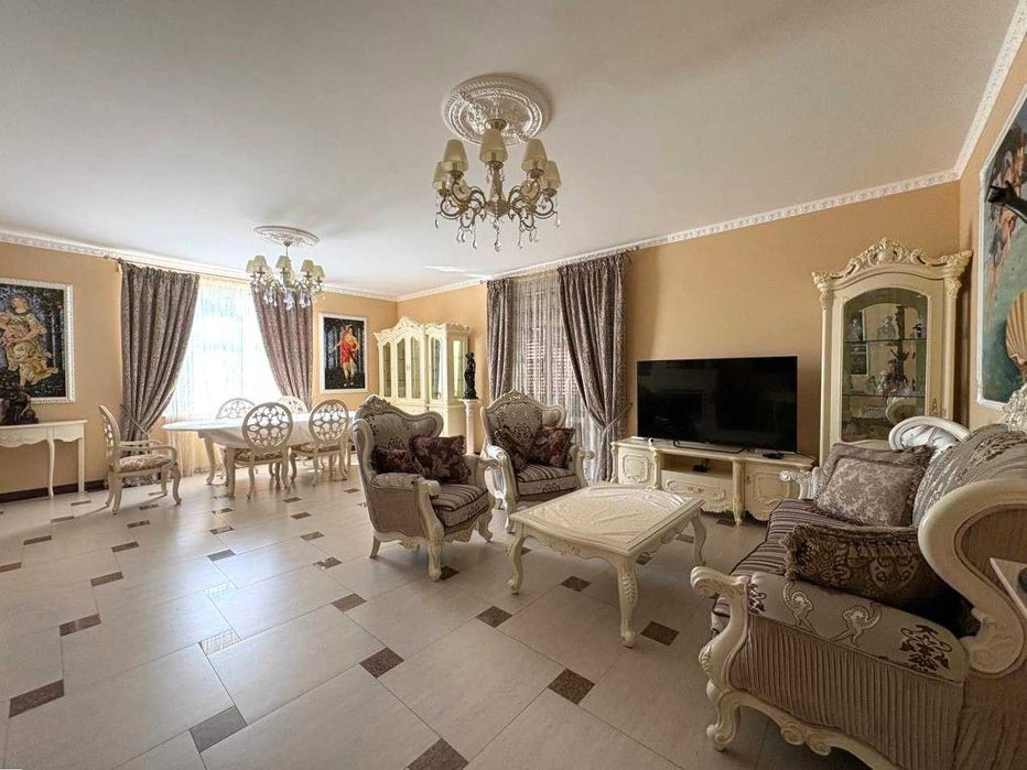 Продаж будинку 355 м² та 21 сот. землі у с. Конопниця