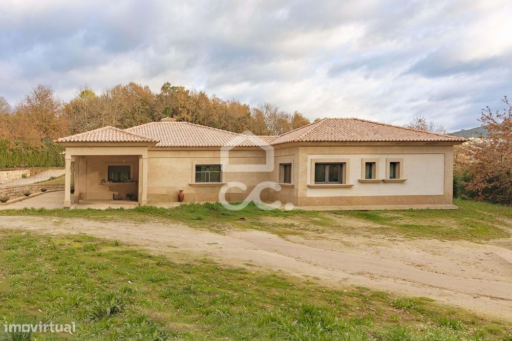 Moradia Térrea de Luxo com Cave | Conforto, Eficiência e Espaço Exteri