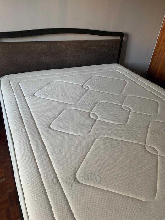 Conjunto Cama de Casal Estofada + Colchão (200x160) – Impecável