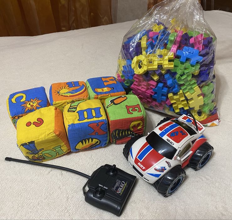 Набір машина на радіоуправлінні та конструктор Майстер Тошка