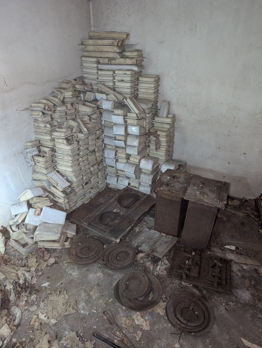 Stary piec kaflowy biały