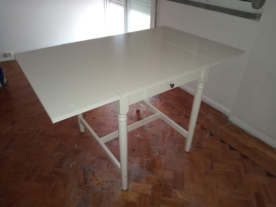 Mesa de madeira com abas