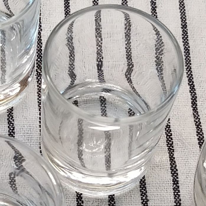 4 copos de 50 ml.