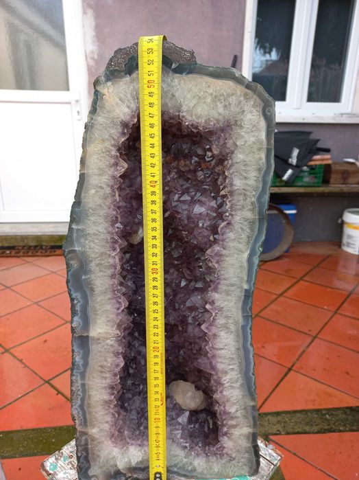 # Ametista gruta/capela com incrustações de cristais