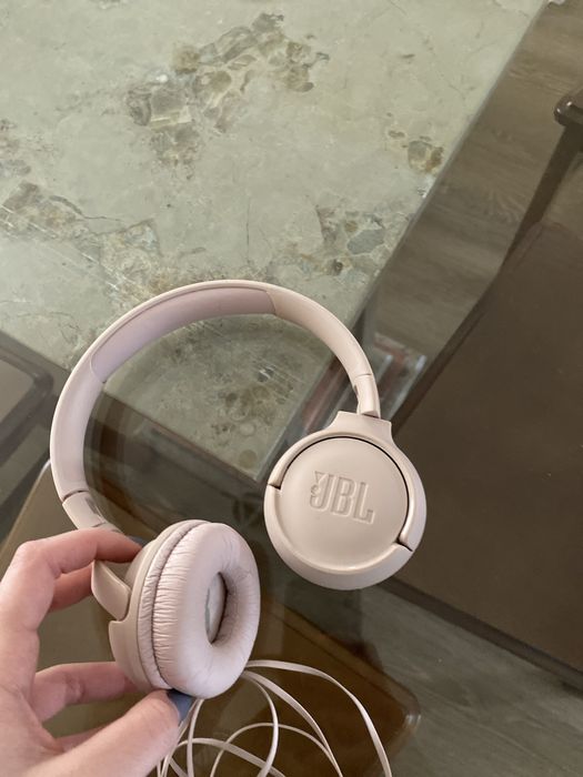 Auscutadores estão como novos e são da JBL . Foram usados poucas vezes