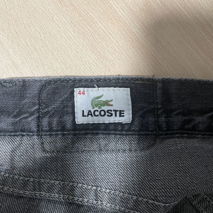 Calças Lacoste.