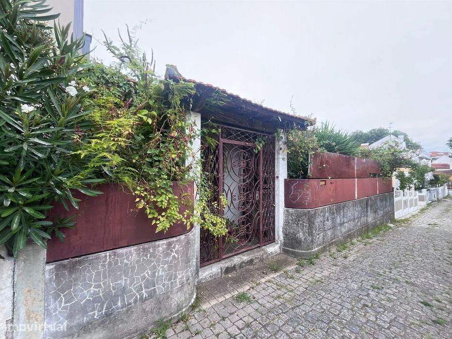 Terreno para Moradia T4 c/ jardim junto ao rio nas Condominhas