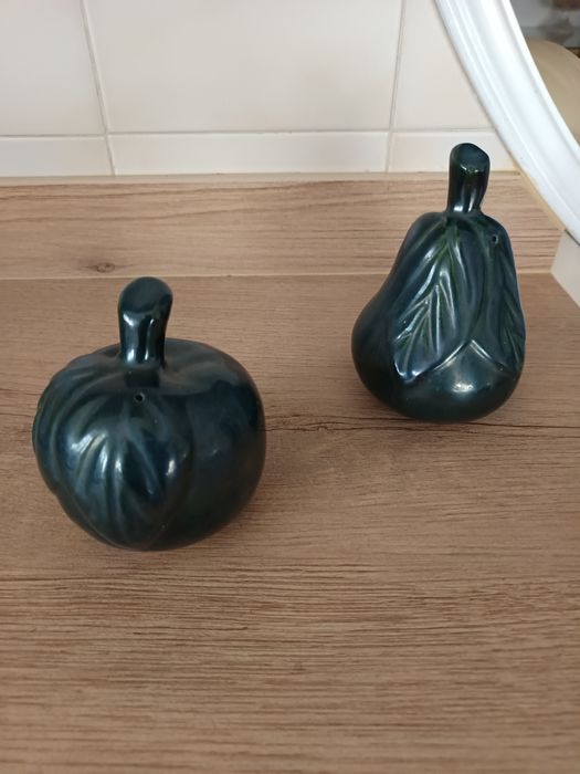 Duas peças vintage para especiarias , numeradas.