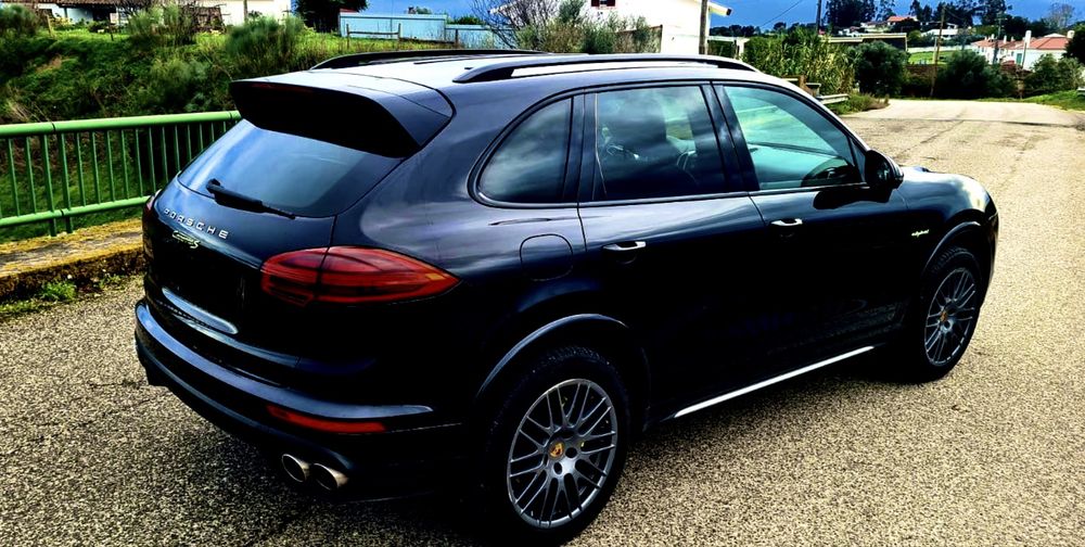 Porsche Cayenne E-Hybrid - 416 cv - SUV de luxo