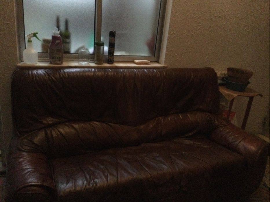 Sofa em pele usado em estado razoavel