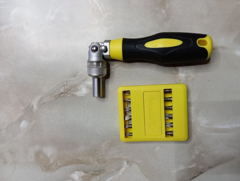 Викрутка з тріскачкою та насадками