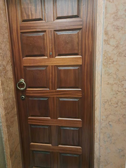 Porta em madeira maciça