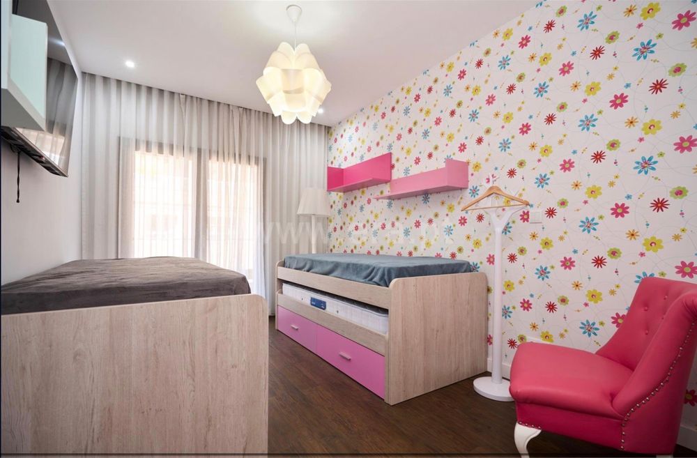 Vendo quarto completo com 2 camas duplas +gavetas, que podem ser vendidas em separado. Camas novas. Poltrona rosa, candeeiro de pene candeeiro de tect
