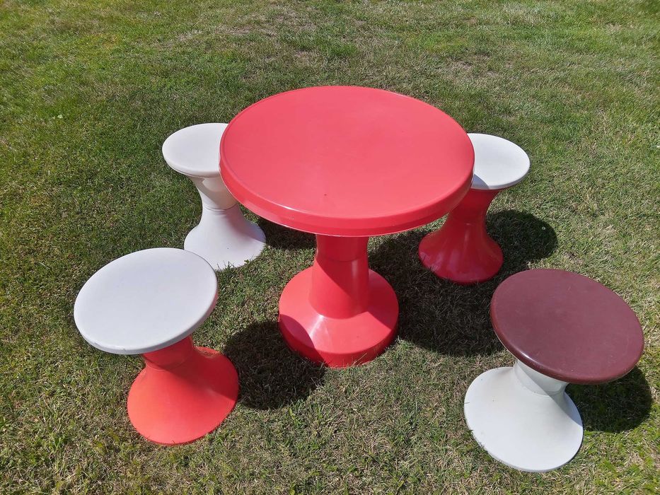 Design PRL Stolik i taborety ogrodowe z tworzywa Knurów/Brzozów