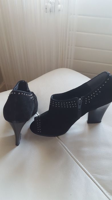 Sapatos como NOVOS pretos camurça com aplicações metal prateados