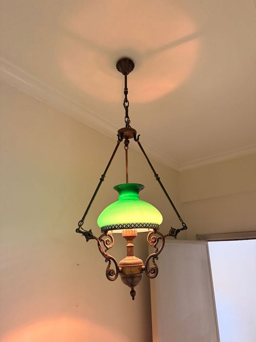 Candeeiro suspenso antigo em latão com cúpula em vidro verde opalino
