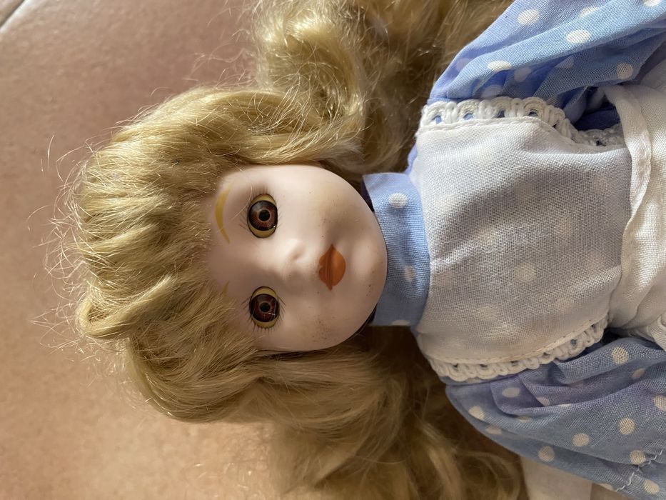 Três bonecas de porcelana